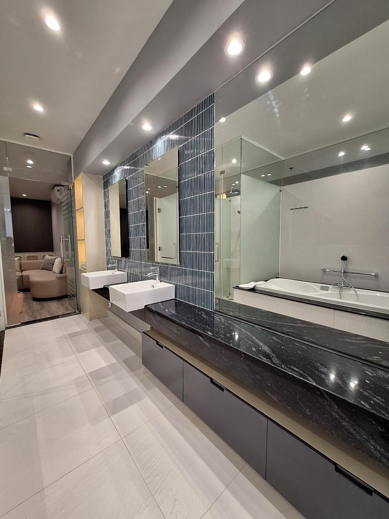 Mcgallery Art - Lucky Suite's & TP. Hồ Chí Minh